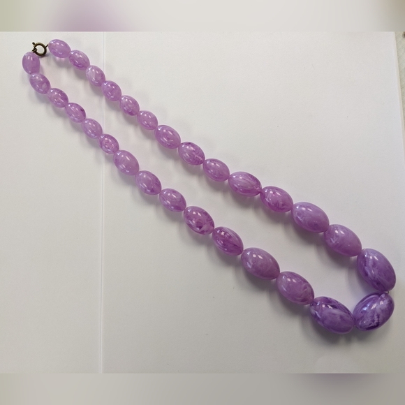 VTG. CHUNKY MARBLED LILAC LUCITE NECKLACE - Picture 5 of 11